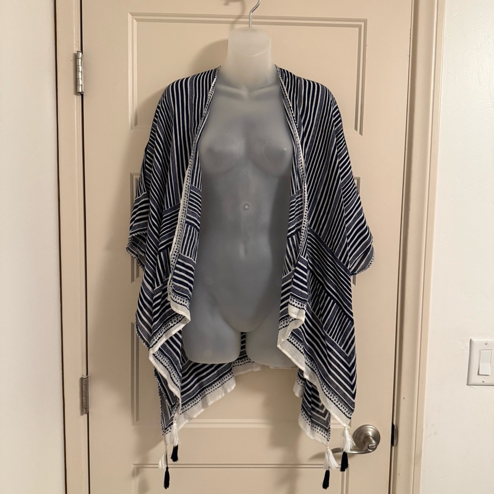 ⭐️ 5 for $25. Vince Camuto kimono